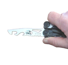 Φόρτωση εικόνας στο εργαλείο προβολής Συλλογής, Πολυεργαλείο Καθημερινής Χρήσης. Περιέχει πένσα, αιχμηρό μαχαίρι, πριόνι, κόφτη σύρματος, απογυμνωτή καλωδίων, ανοιχτήρι κονσερβών, ανοιχτήρι μπουκαλιών, γερμανικά κλειδιά, λίμα, χάρακα, μαγνητικό προσαρμογέα κατσαβιδιών με 2 κατσαβίδια διπλής όψης, εργαλείο θραύσης τζαμιών, κόφτη ζώνης αυτοκινήτου, σύστημα ασφάλισης εργαλείων και θήκη ζώνης.