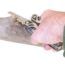 Φόρτωση εικόνας στο εργαλείο προβολής Συλλογής, Πολυεργαλείο για το Κάμπινγκ. Περιέχει πένσα με ελατήριο επαναφοράς στην ανοιχτή θέση, αιχμηρό μαχαίρι, οδοντωτό μαχαίρι, πριόνι, κόφτη σύρματος, απογυμνωτή καλωδίων, ανοιχτήρι κονσερβών, ανοιχτήρι μπουκαλιών, καλέμι, λίμα, χάρακα, προσαρμογέα κατσαβιδιών με 4 κατσαβίδια διπλής όψεως, σύστημα ασφάλισης εργαλείων και θήκη ζώνης.