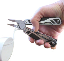 Φόρτωση εικόνας στο εργαλείο προβολής Συλλογής, Πολυεργαλείο για το Κάμπινγκ. Περιέχει πένσα με ελατήριο επαναφοράς στην ανοιχτή θέση, αιχμηρό μαχαίρι, οδοντωτό μαχαίρι, πριόνι, κόφτη σύρματος, απογυμνωτή καλωδίων, ανοιχτήρι κονσερβών, ανοιχτήρι μπουκαλιών, καλέμι, λίμα, χάρακα, προσαρμογέα κατσαβιδιών με 4 κατσαβίδια διπλής όψεως, σύστημα ασφάλισης εργαλείων και θήκη ζώνης.