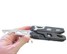 Φόρτωση εικόνας στο εργαλείο προβολής Συλλογής, Πολυεργαλείο Καθημερινής Χρήσης. Περιέχει πένσα, αιχμηρό μαχαίρι, πριόνι, κόφτη σύρματος, απογυμνωτή καλωδίων, ανοιχτήρι κονσερβών, ανοιχτήρι μπουκαλιών, γερμανικά κλειδιά, λίμα, χάρακα, μαγνητικό προσαρμογέα κατσαβιδιών με 2 κατσαβίδια διπλής όψης, εργαλείο θραύσης τζαμιών, κόφτη ζώνης αυτοκινήτου, σύστημα ασφάλισης εργαλείων και θήκη ζώνης.