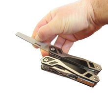 Φόρτωση εικόνας στο εργαλείο προβολής Συλλογής, Πολυεργαλείο για το Κάμπινγκ. Περιέχει πένσα με ελατήριο επαναφοράς στην ανοιχτή θέση, αιχμηρό μαχαίρι, οδοντωτό μαχαίρι, πριόνι, κόφτη σύρματος, απογυμνωτή καλωδίων, ανοιχτήρι κονσερβών, ανοιχτήρι μπουκαλιών, καλέμι, λίμα, χάρακα, προσαρμογέα κατσαβιδιών με 4 κατσαβίδια διπλής όψεως, σύστημα ασφάλισης εργαλείων και θήκη ζώνης.